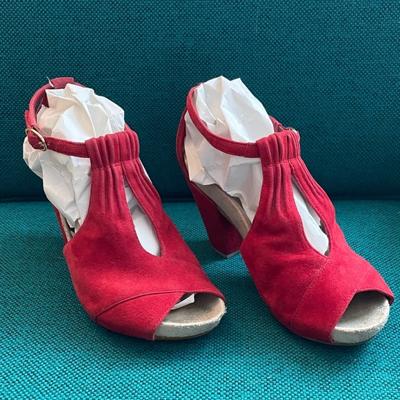 Earthies VERIA Vibrant RED SUEDE Peep-Toe Heels CHUNKY RETRO HOLIDAY Style - Picture 2 of 10